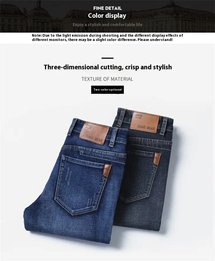 Pantalones vaqueros de mezclilla elástica de corte slim fit para hombre, de lavado oscuro, rectos, en color azul marino oscuro, con parches de cuero marrón y la etiqueta de la marca de los vaqueros en la parte posterior.