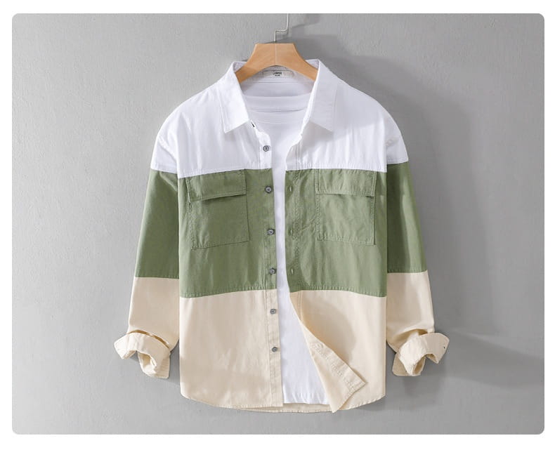 Ein Herren-Langarmhemd aus Baumwolle mit Knopfleiste im Casual-Stil, mit weißem Kragen und Oberbrust, olivgrünen Mittelteil-Panels sowie cremefarbenem Unterkörper und Ärmeln.