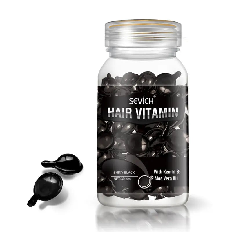 Cápsulas de vitamina para el cabello Sevich para la reparación y el brillo uniforme en un frasco de vidrio transparente con ampollas brillantes rellenas de gel negro y una tapa con acabado en tono dorado.