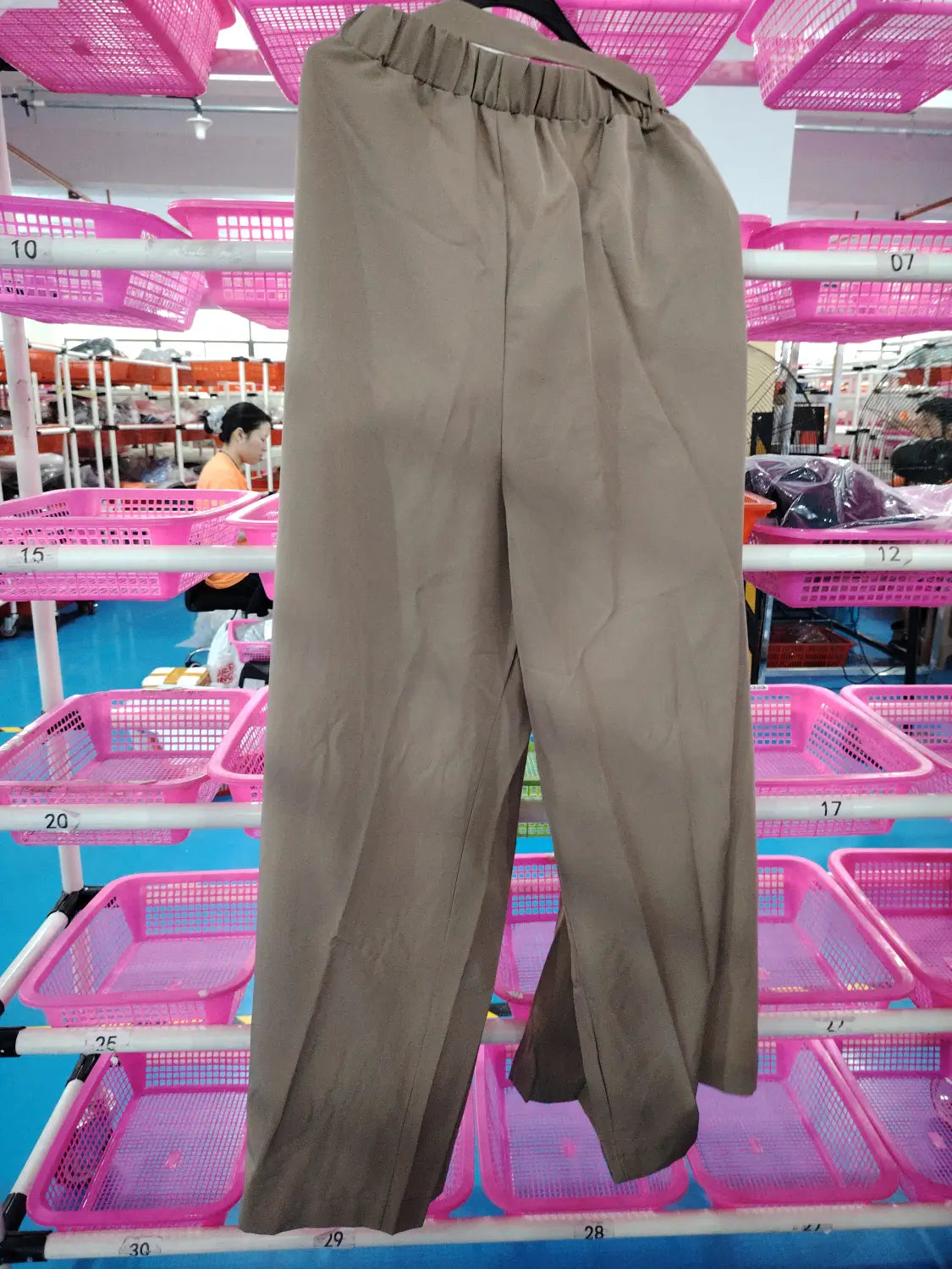 Pantalon droit beige avec taille élastique, conçu comme un pantalon décontracté ample, avec une coupe ample à taille haute