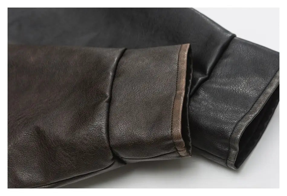 dunkelbrauner Ärmel aus Kunstleder im Biker-Stil mit kontrastierendem tanfarbenem Innenfutter und Utility-Taschen.