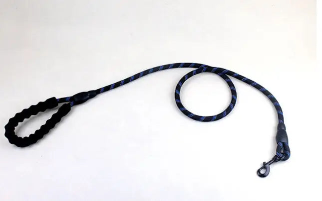 correa para perro reflectante con nailon trenzado negro y azul marino, mango ergonómico acolchado de espuma, agarre texturizado y broche metálico.