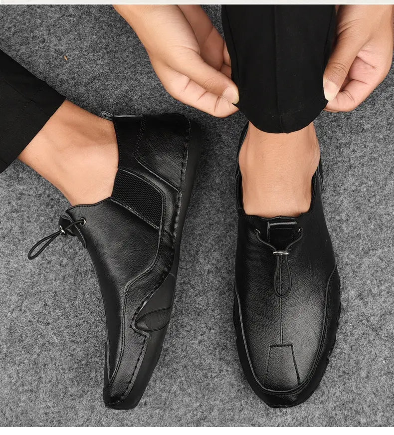 Chaussures de sport décontractées à enfiler pour homme en cuir noir, avec un design moderne et épuré et un empiècement en mesh discret sur le côté