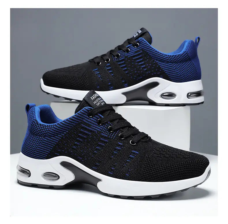 Baskets décontractées pour hommes noires et bleues en mesh flyknit à coussin d’air, avec semelle intermédiaire blanche comportant des unités d’amorti par coussin d’air visibles.