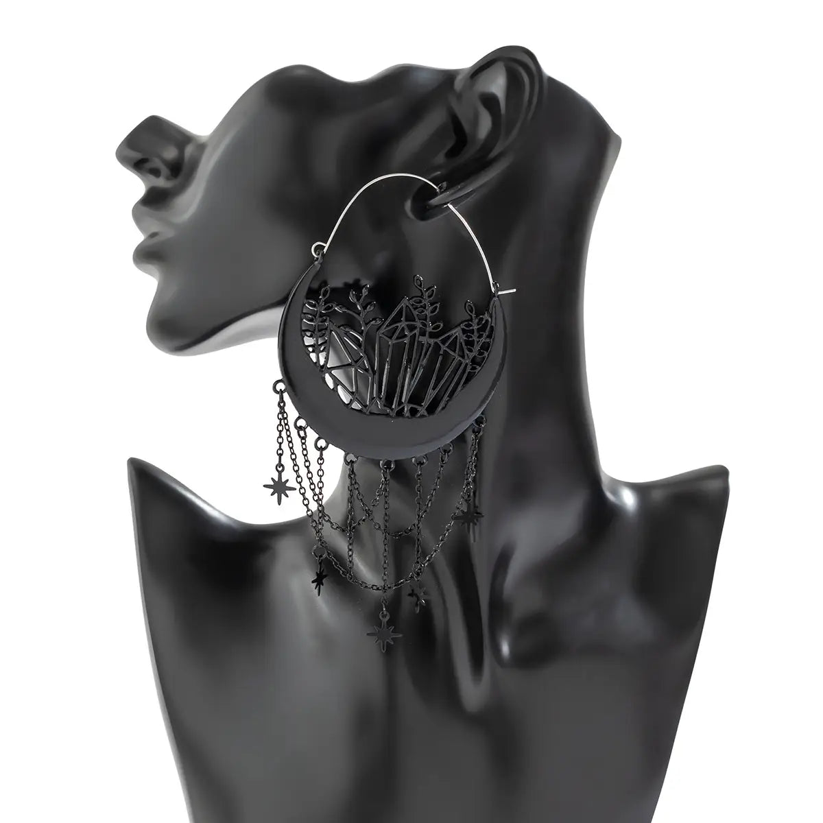Ohrring im schwarzen Halbmond-Tassel-Design mit metallischer Oberfläche, mit aufwendigen Kristall- und Blatt-Aussparungen sowie baumelnden kettenförmigen Stern-Anhängern.