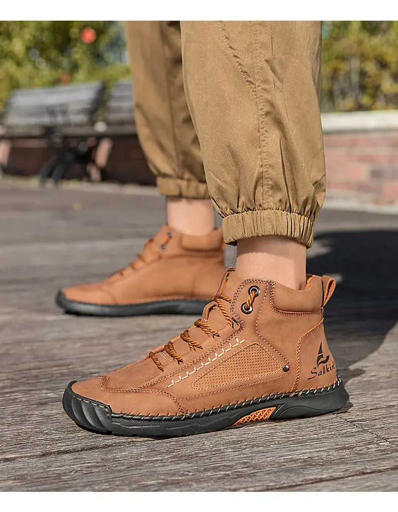 Handgefertigte Schnürstiefeletten aus PU-Leder mit einem hellbraunen Leder-High-Top-Design, schwarzen Gummisohlen und orangenen Akzent-Nähten.