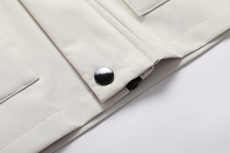 Herren-Wasserabweisender Trenchcoat mit Kapuze in Creme mit einer eleganten, matt schwarzen Knopfleiste am Ärmelabschluss.