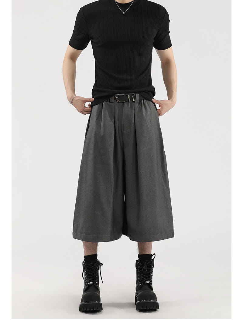 Short de costume pour hommes à taille haute plissée gris foncé, coupe décontractée et jambes larges.