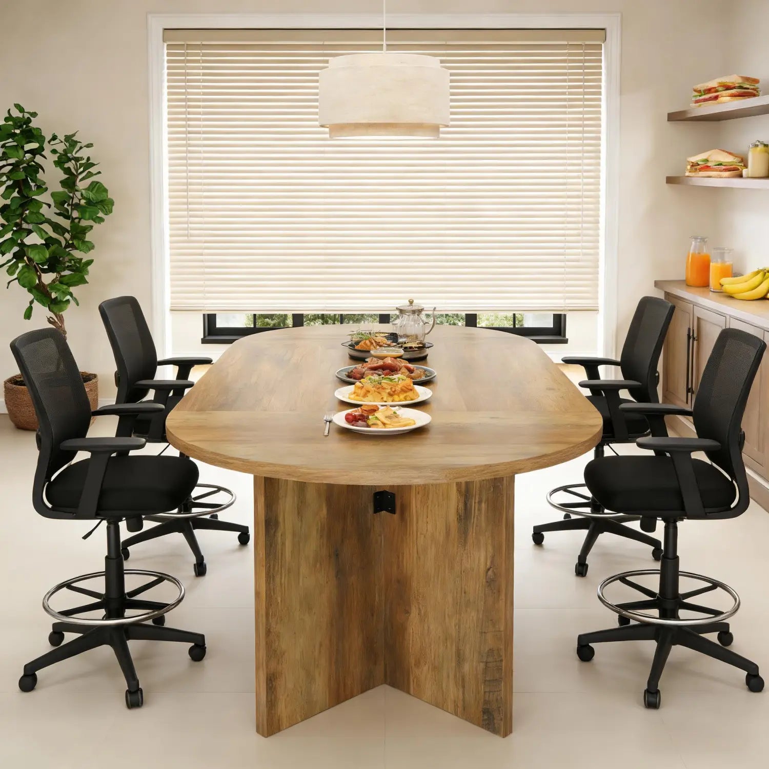 Table à manger ovale en bois brun clair avec une finition en bois massif et une base sur piédestal rustique angulaire mesurant 63 pouces.