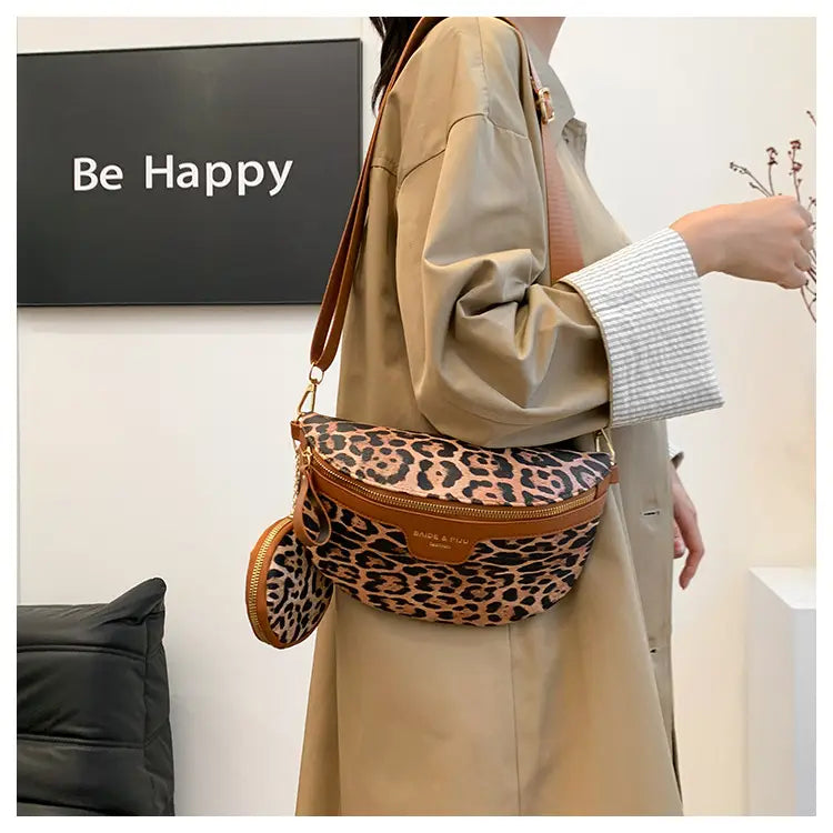 Sac banane à imprimé léopard avec une pochette à monnaie, bordé de cuir beige et doté d’une pochette circulaire assortie.