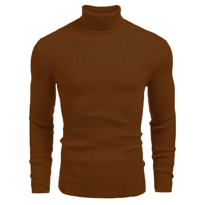 Ein Herren-Turtleneck-Pullover Slim Fit aus edelbraunem, geripptem Strickmaterial mit Slim-Fit-Design.