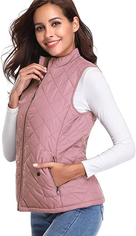 Chaleco acolchado de algodón para mujer color rosa suave con cremallera frontal de cuello alto y dos bolsillos laterales.