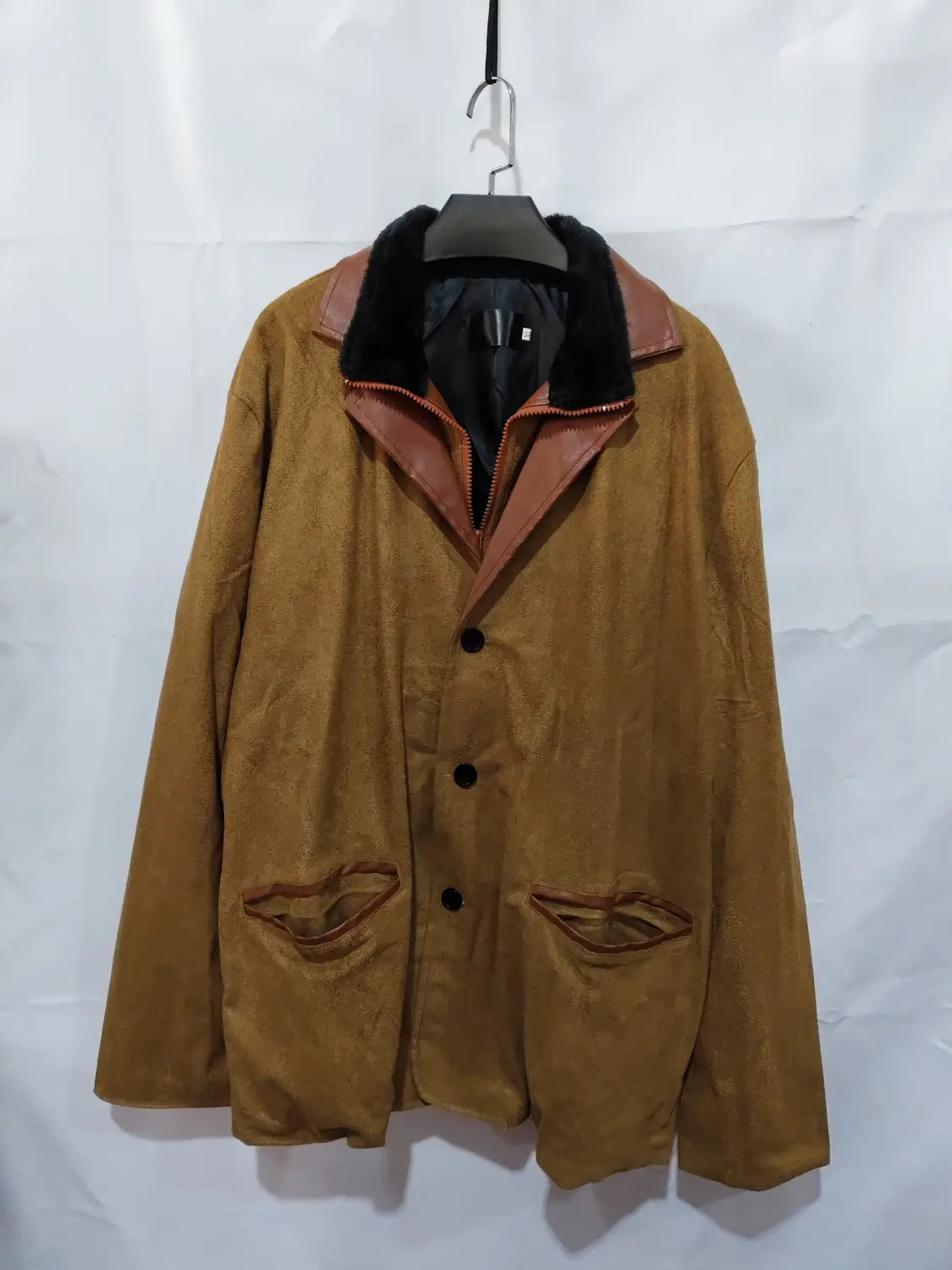 Chaqueta de trabajo para hombre en ante con cuello de pelo, en color camel, con cuello de cuero marrón a contraste y ribetes, con botones negros y dos bolsillos delanteros.