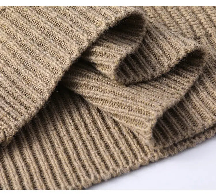 Ein weicher beiger Schal aus Rippstrick mit einem gemütlichen, strukturierten Muster, passend zum Herren-Halbrollkragenrippstrickpullover.