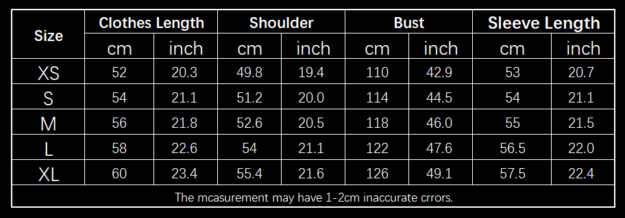 Die Tabelle zeigt eine Größentabelle für die lockere Passform eines Bomberjacken-Modells aus Kunstleder, kurz und im Moto-Stil, mit Maßangaben in Zentimetern und Zoll für die Größen XS bis XL.