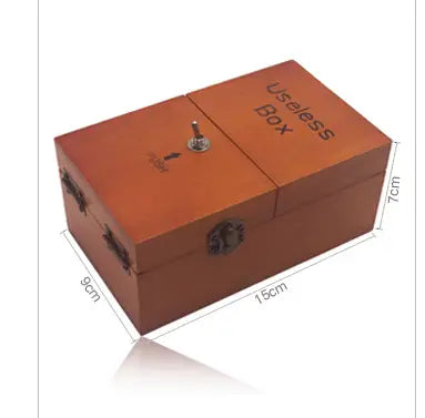 Jouet électronique en boîte en bois brune inutile, avec loquet en métal noir et petit bouton argenté sur le dessus