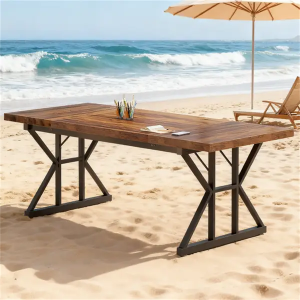 Bureau de bureau en bois rustique avec des pieds en métal noir en forme de X, présentant un design robuste inspiré des tables de plage.