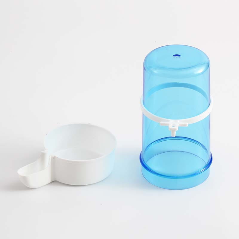 Distributeur d’eau pour oiseau en plastique translucide bleu, avec des éléments en plastique blanc et un bec pour grandes cages, 15 cm, fabriqué en matériau PP résistant.