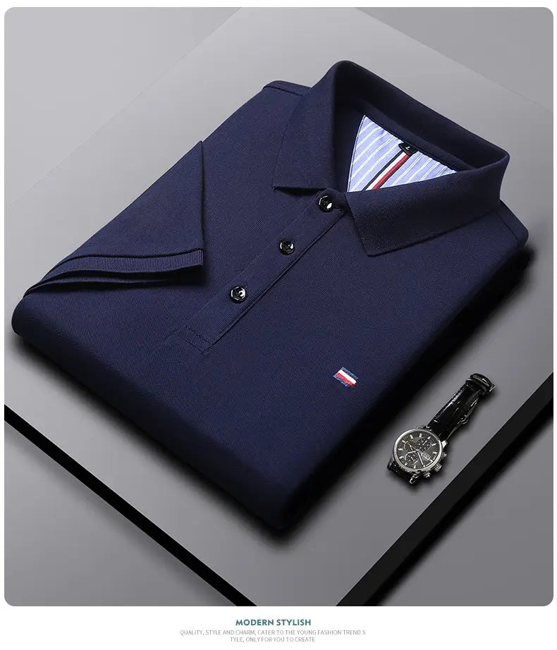 Herren-Poloshirt mit kurzem Ärmel in Dunkelblau mit dezent strukturierter Webung, silbertönigen Knöpfen und kleinem Logo in Rot, Weiß und Blau auf der Brust – Casual-Sommeroberteil