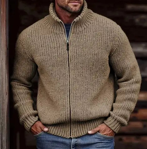 Pull-over zippé à col montant côtelé pour homme en vert olive, avec une texture côtelée confortable, un col montant et des poignets.