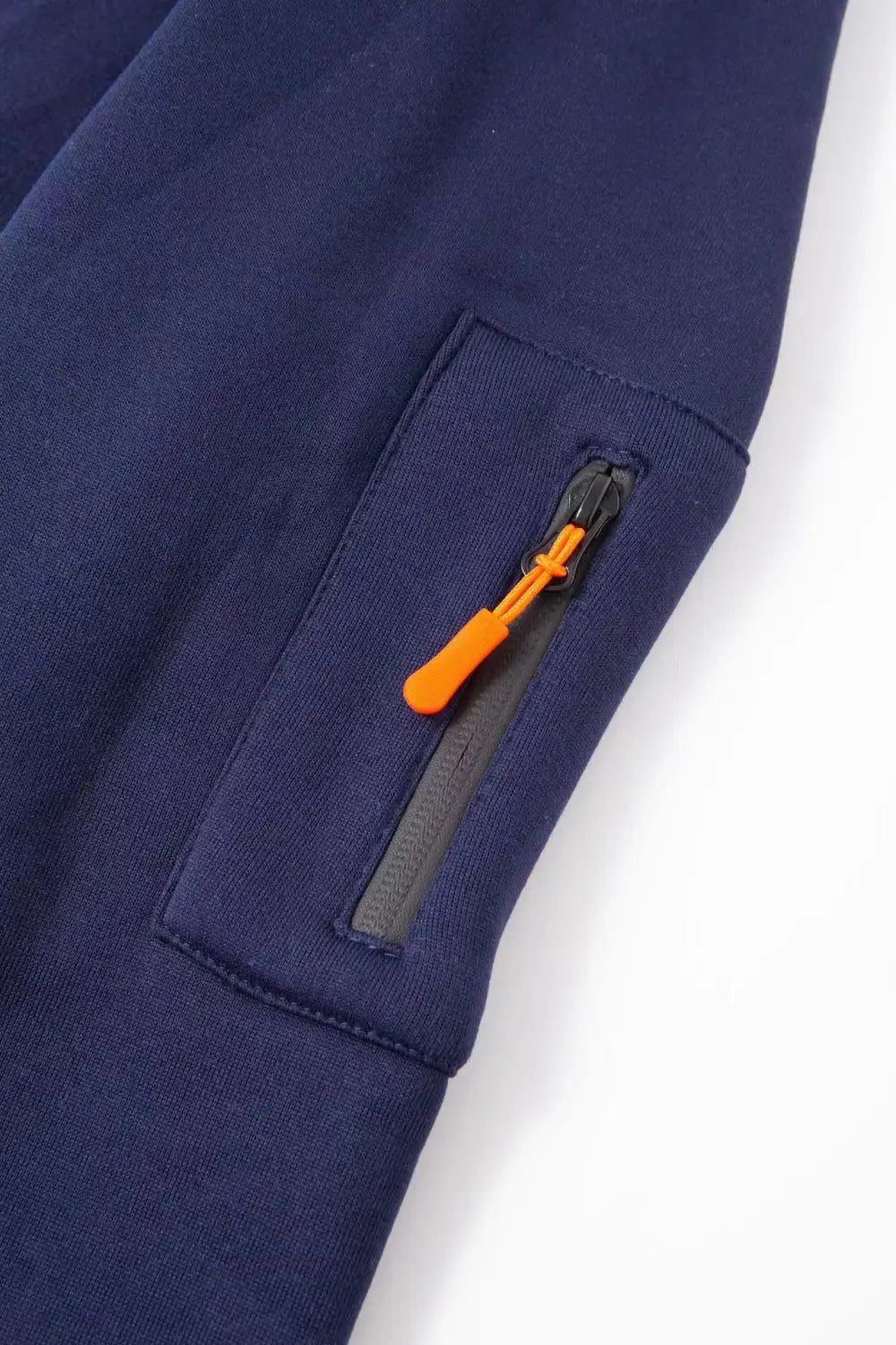 Chaqueta de forro polar con cierre para hombre en tallas grandes en azul marino, con tirador de cremallera color naranja brillante en el bolsillo lateral.