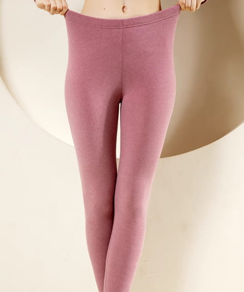 Une paire de leggings d’intérieur en polaire thermique en cachemire mauve pour femmes, présentant une coupe taille haute et un tissu lisse et extensible.