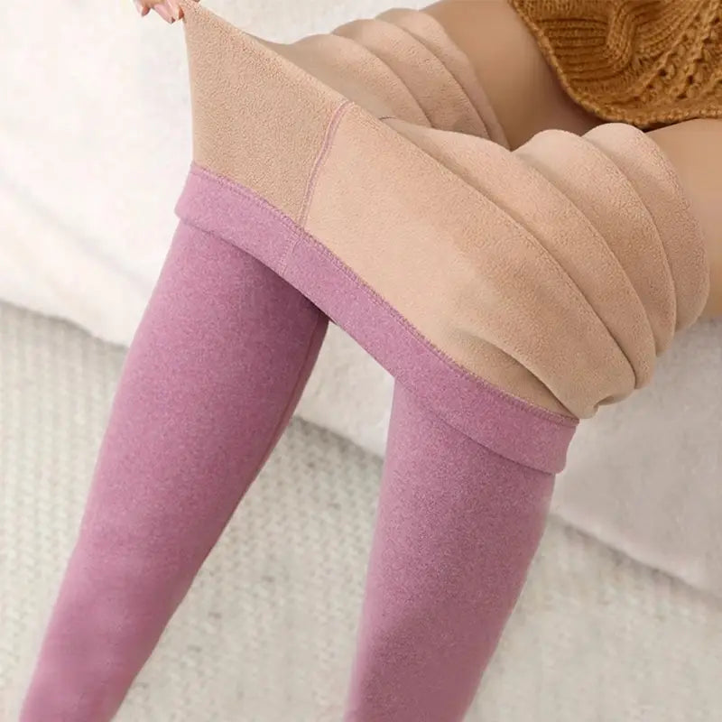 Des leggings d’intérieur en polaire thermique en cachemire pour femmes, aux couleurs rose et beige, dotés d’un intérieur doublé de polaire duveteuse.