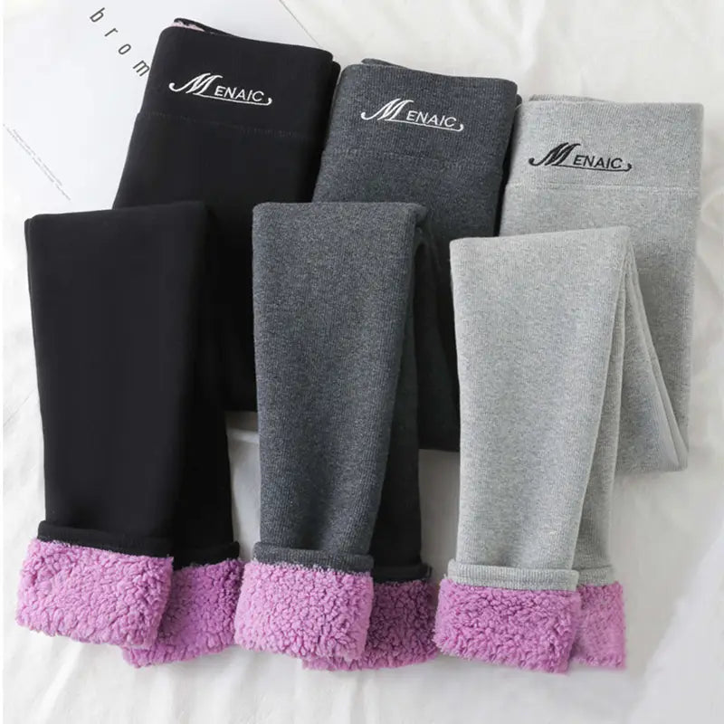 Des leggings d’hiver chauds à taille haute doublés de polaire en noir, gris et gris chiné, avec un brassard en polaire mauve et une matière douce en polaire.