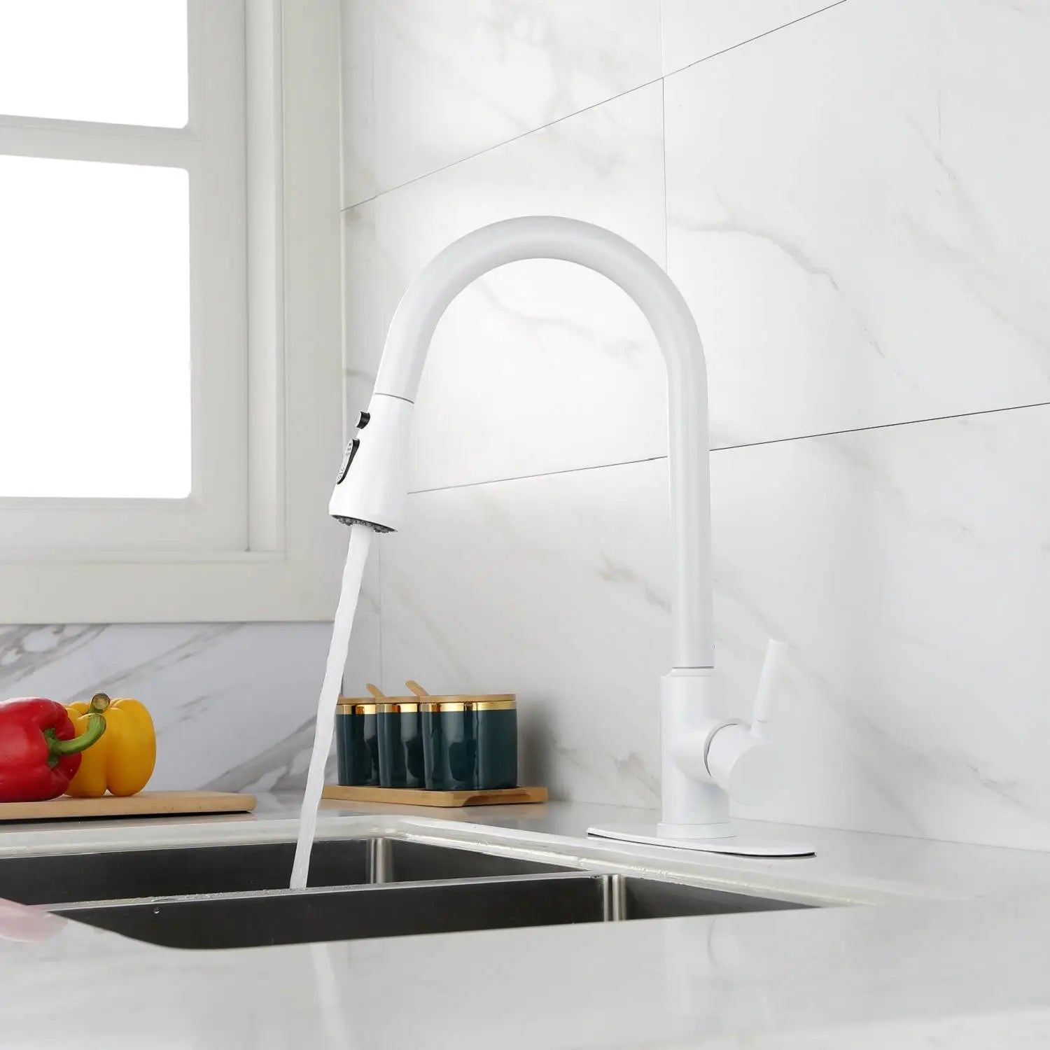 Robinet de cuisine blanc mat avec un bec courbé élégant et une tête de pulvérisation escamotable, pour un usage polyvalent en cuisine.
