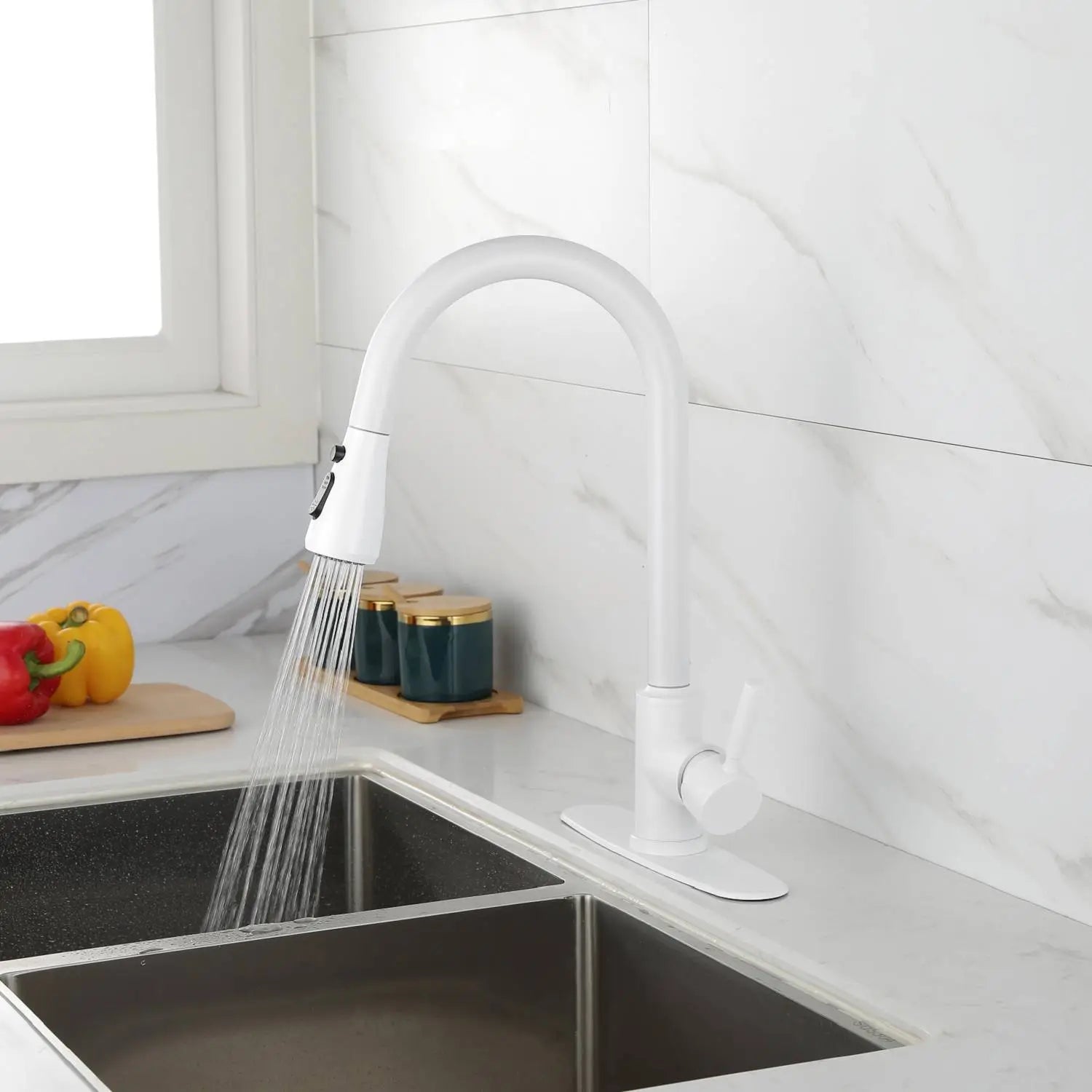 Robinet de cuisine blanc mat avec bec courbé et tête de pulvérisation escamotable, conçu pour une utilisation efficace en cuisine.