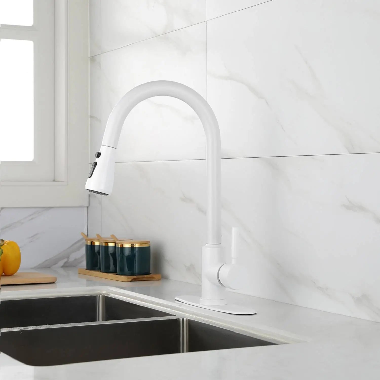 Robinet de cuisine blanc mat avec un bec courbé élégant et une tête de pulvérisation escamotable, pour une utilisation pratique en cuisine.