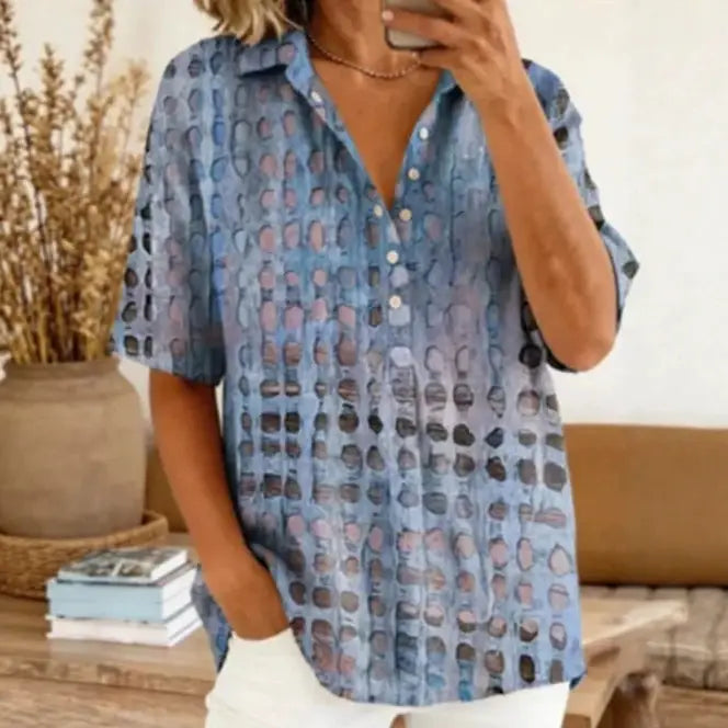 Gemusterter Kurzarm-Knopfhemd-Pullover mit blauem Design und dezenten abstrakten Schattierungen von Blau und Grau.