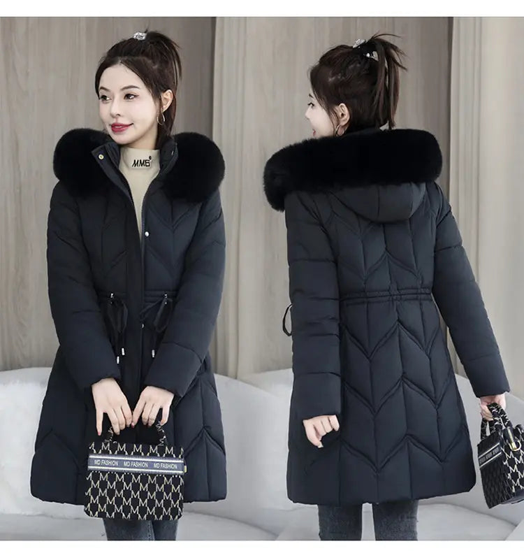 Schwarze gesteppten Winterjacke aus Baumwolle mit einer kuscheligen schwarzen, pelzgefütterten Kapuze und elastischem Tunnelzug in der Taille, ausgelegt für kaltes Wetter.