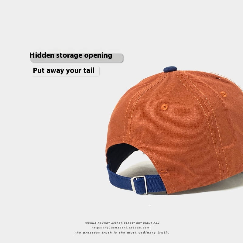Casquette de baseball rétro à empiècements contrastés en coton orange, avec sangle ajustable bleue et bouton assorti, présentée de l’arrière.
