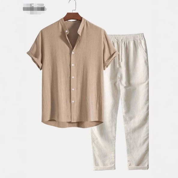 Chemise beige pour homme à manches courtes boutonnée, coupe décontractée et texture discrète, faisant partie d’un ensemble chemise à manches courtes et pantalon.