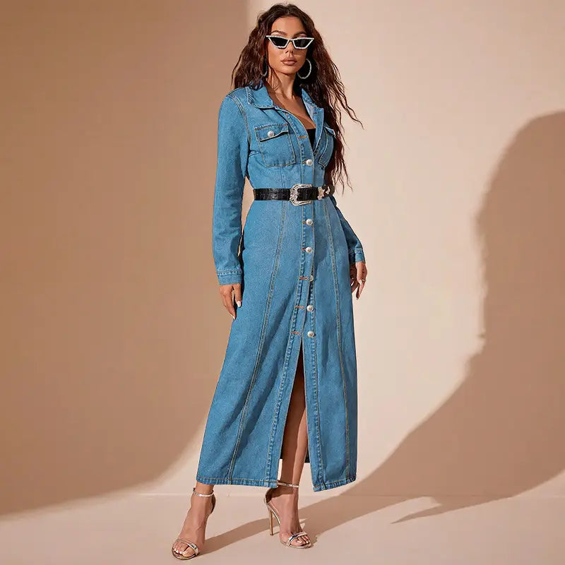 Ein langärmeliges Maxi-Cardigan-Kleid aus Denim mit Knopfleiste vorne aus mittelgewaschenem blauem Denim, mit Knopfleisten-Design und seitlichem Schlitz.
