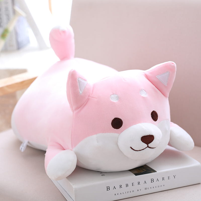 Un coussin peluche rose et blanc en forme de shiba inu, doux, avec des caractéristiques du visage brodées, conçu comme un jouet animal pour chien kawaii.