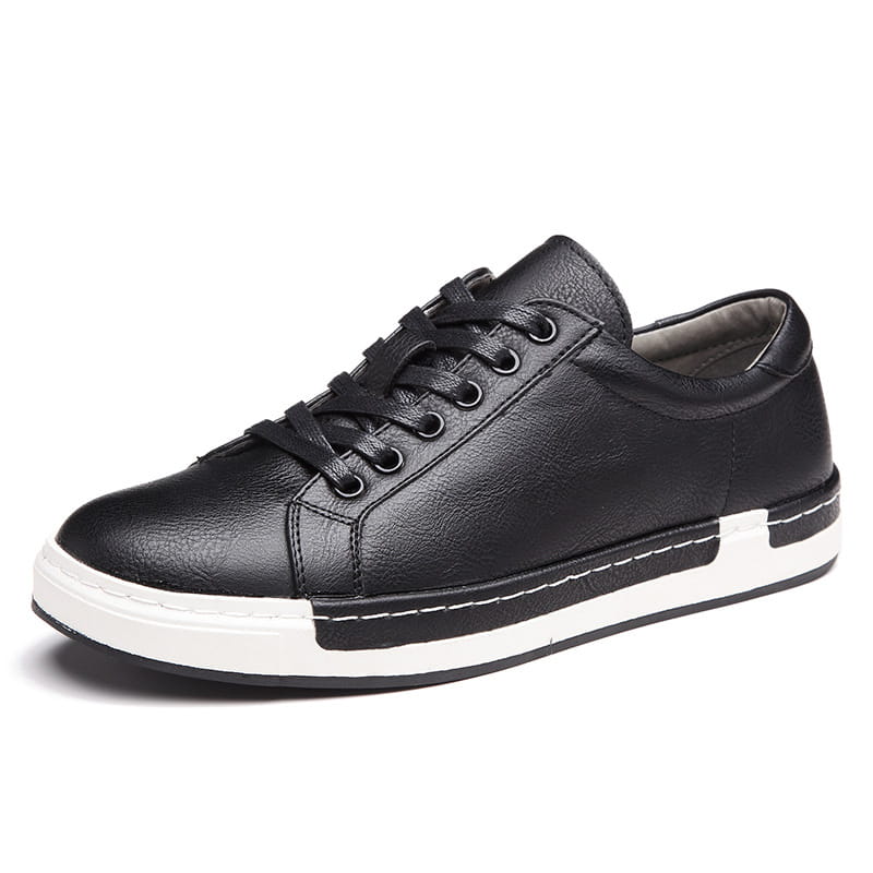 Les baskets basses en cuir noir pour homme, faites à la main, avec semelle en caoutchouc blanc et coutures contrastantes, pour un usage décontracté.