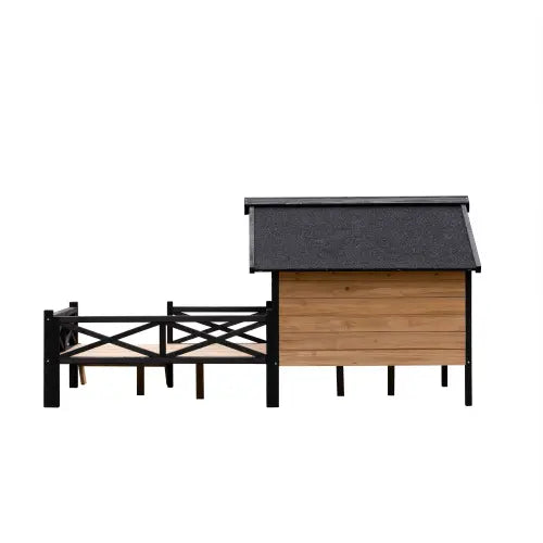 Grande niche en bois pour chien avec porche, dotée d’une ossature et d’un toit en métal noir.