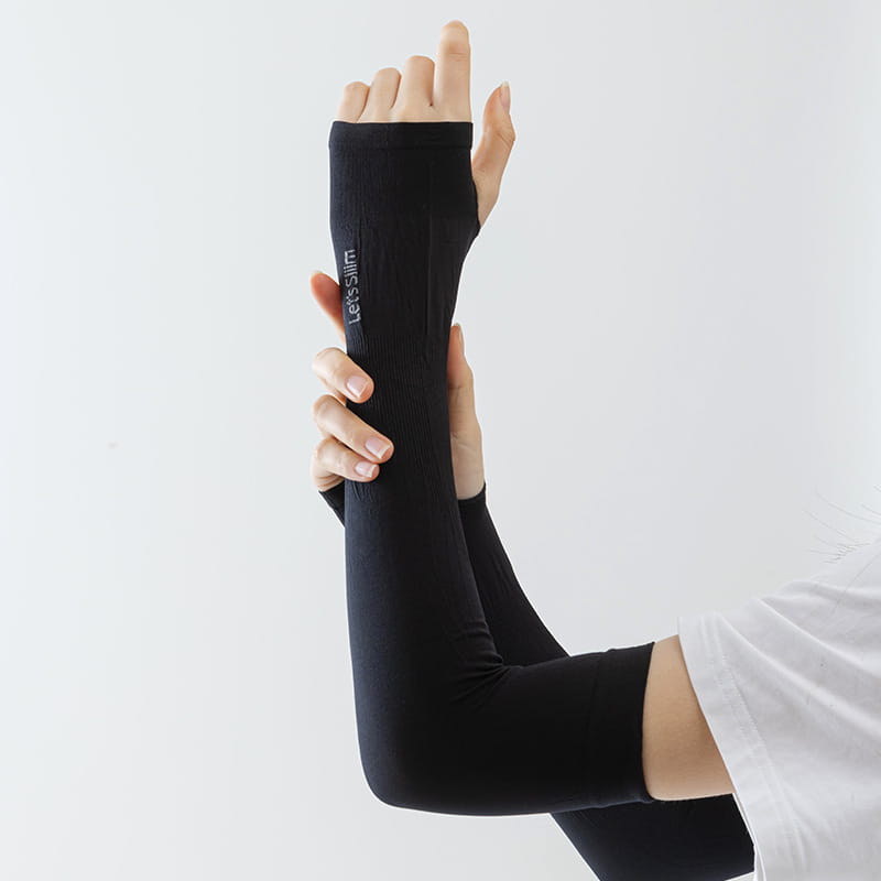 Manchon de protection solaire extensible noir « let’s slim », fabriqué dans un tissu extensible épousant la forme pour les sports en extérieur.