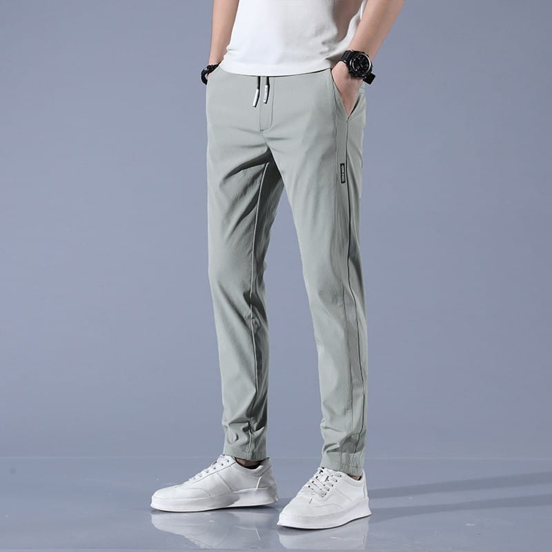 Herren-Eisskizzen-Geradebein-Athletik-Jogginghosen aus Eis-Seide in Hellgrau mit Slim Fit, Kordelbund und dezenten Details von Seitenstreifen.