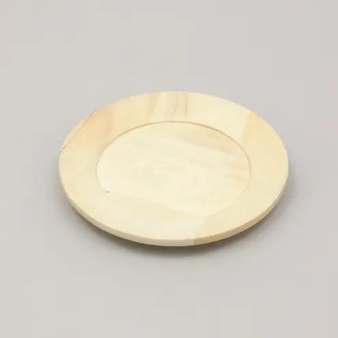 Assiette plate en bois de couleur claire, bord légèrement relevé et finition lisse, présentant un grain naturel subtil, fabriquée à la main pour un ensemble de table rustique.