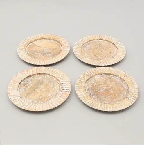 Lot de quatre dessous-de-plat artisanaux de couleur crème en os ou corne, avec bord festonné et motif marbré délicat, provenant de l’ensemble de table en assiettes plates en bois.