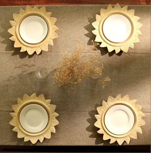Supports pour assiettes plates en bois en forme de tournesol, avec des assiettes en céramique blanches nichées à l’intérieur, provenant d’un ensemble de table rustique fait à la main.