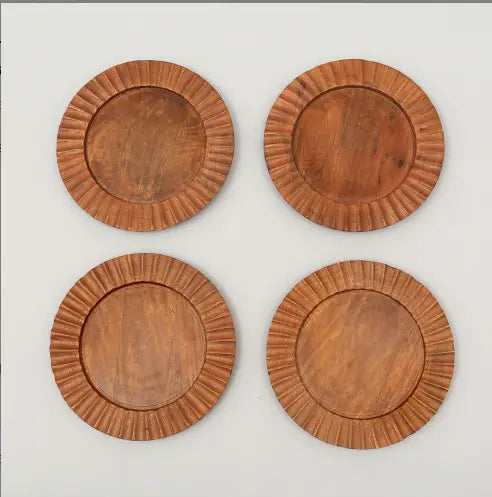 Lot de quatre dessous-de-plat en bois rustique fabriqués à la main, avec une finition brun naturel chaleureuse et des bords cannelés pour l’ensemble d’assiettes plates en bois.