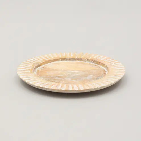 Une assiette délicate en os couleur crème, avec des bords festonnés et une texture légèrement cannelée, provenant de l’ensemble d’assiettes plates en bois rustique fait à la main.