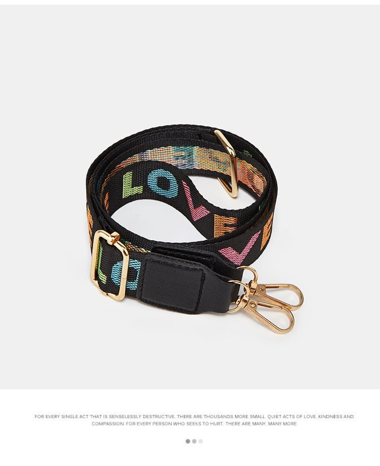 Gürteltasche mit Leopardenmuster und Kettenriemen für Damen mit einem schwarzen geflochtenen Riemen, farbenfrohem Love-Schriftzug und Beschlägen aus Metall in Goldton.