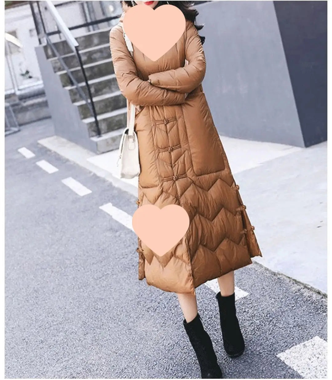 Manteau matelassé beige avec fermetures avant traditionnelles à boutons grenouille de style chinois, conçu pour les tenues d’hiver.