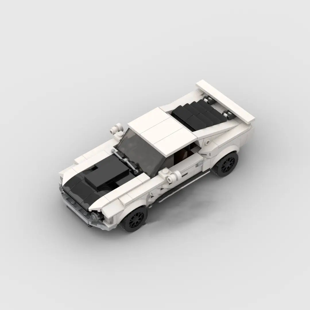 Modelo de LEGO en blanco y negro de un Ford Mustang, juguete de automóvil clásico tipo muscle car, con un diseño deportivo y elegante.