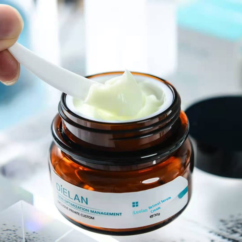 Ein braunes Glasbehältnis mit cremig-weißer „dielan luolan“ Retinol-Serumcreme, 30 g, zur Pflege des Gesichts gegen vorzeitige Hautalterung und zur Straffung.